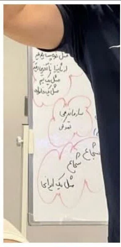 نوشته‌های عجیب روی وایت برد رختکن تیم ملی در بازی با ژاپن