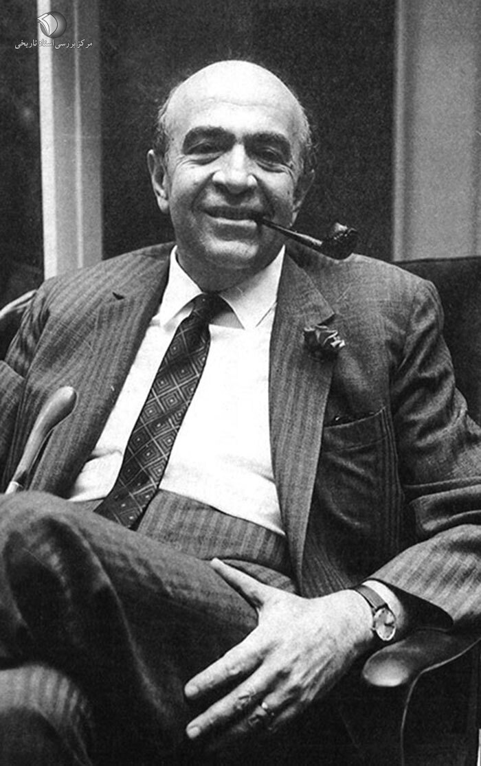 هویدا در حال پیپ کشیدن