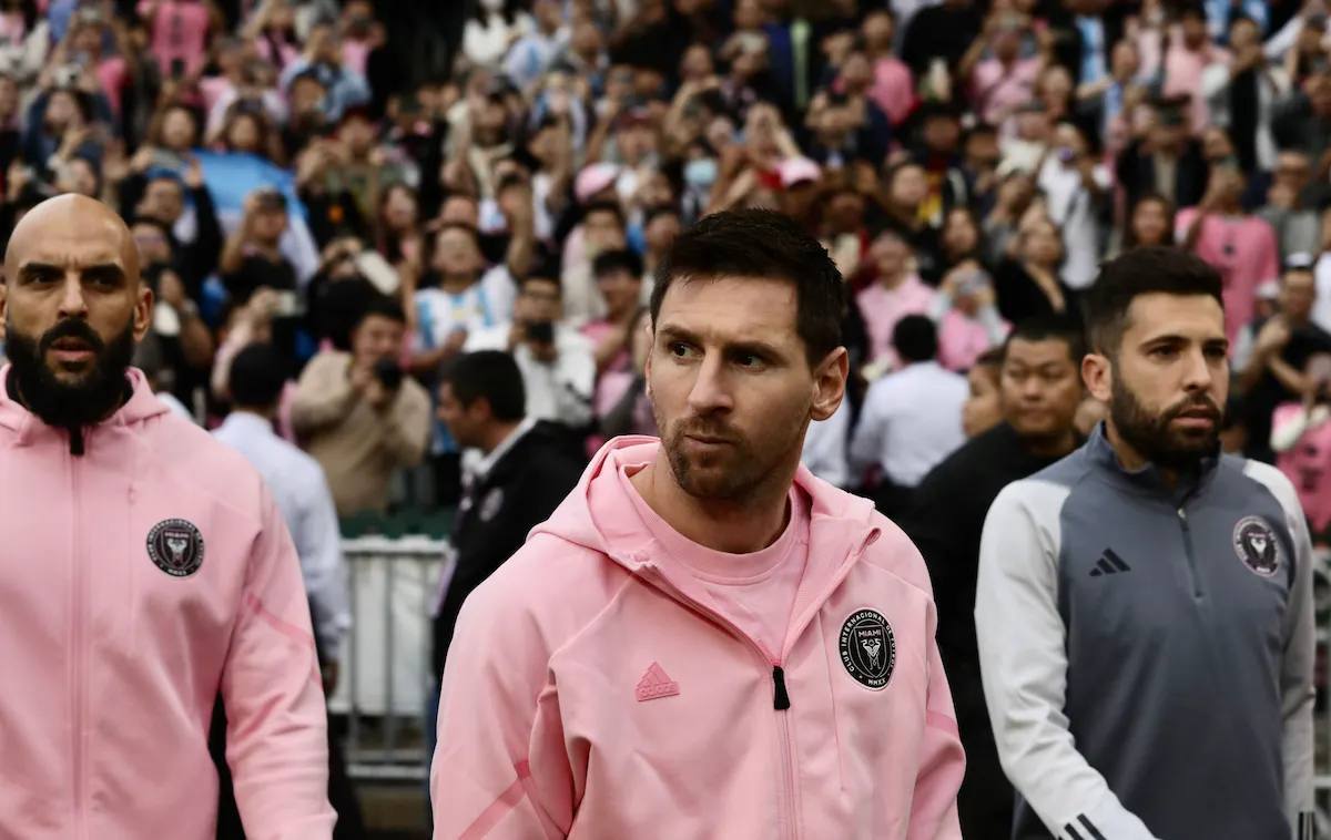 بادیگارد مسی در کنار لیونل مسی