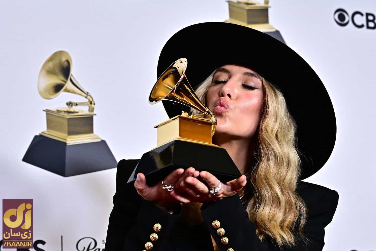 یک زن با جایزه گرمی و کلاه گاوچران ها