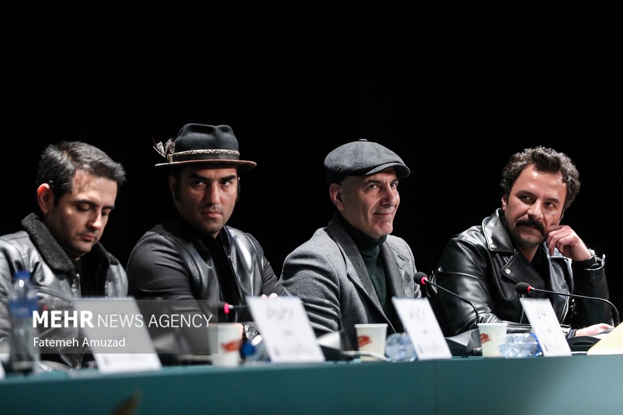 رضا یزدانی با کلاه رابین هودی