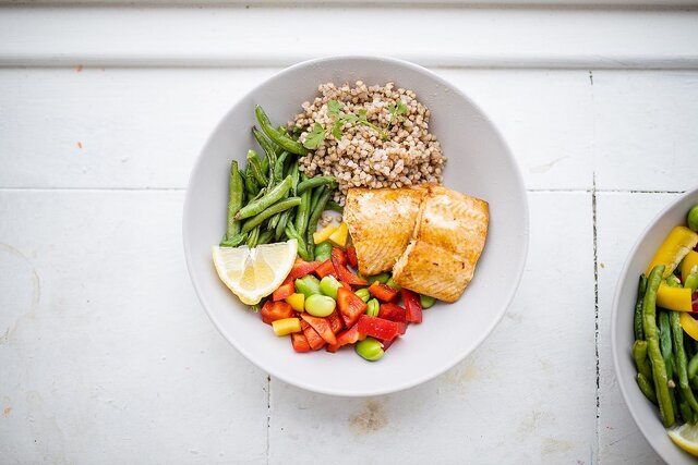 ۱۰ روش برای آب کردن چربی‌های پهلو را بدون رفتن به باشگاه