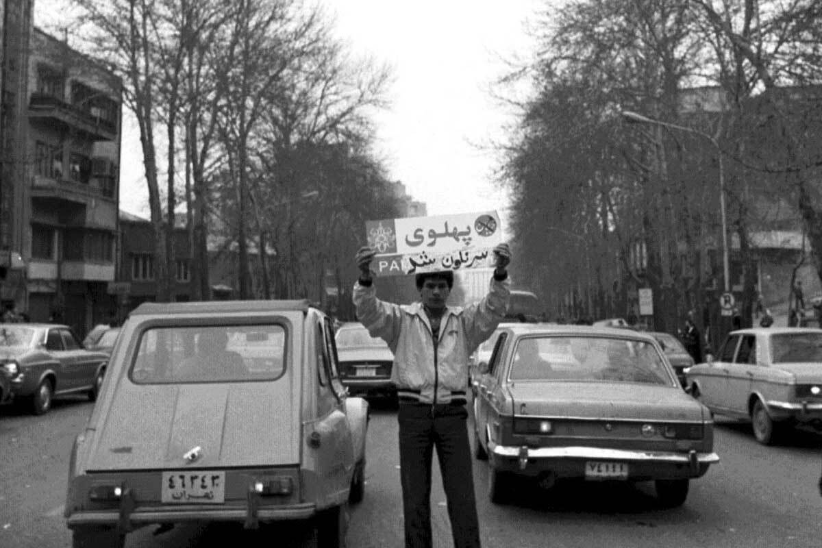 اشعار خاطره انگیز بهمن ۵۷ + نام شاعران سروده‌های انقلابی