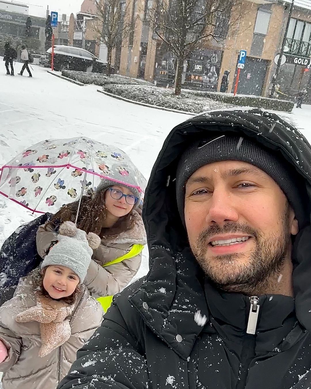 شاهرخ استخری و دو دخترش