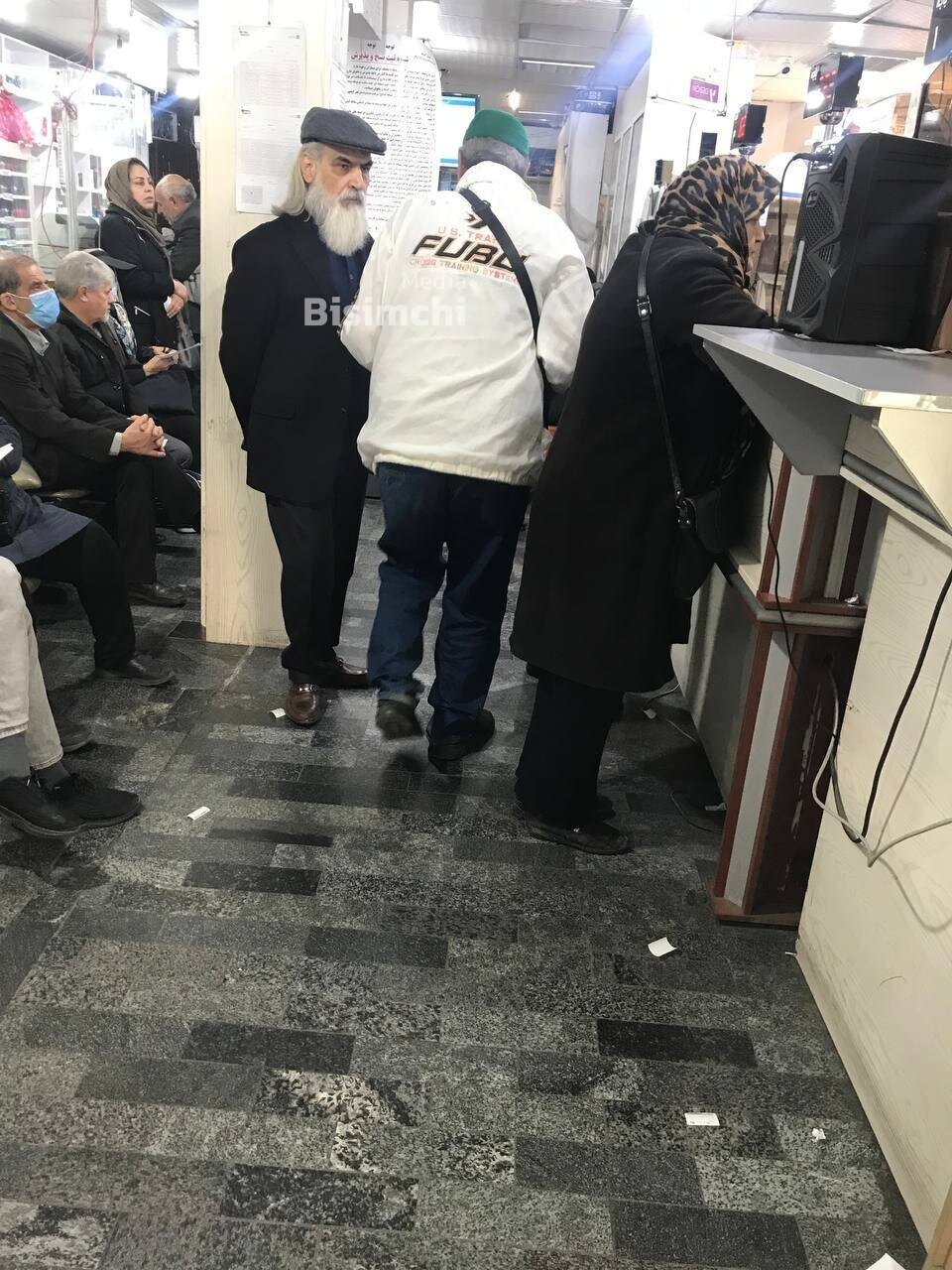 (عکس) ظاهر متفاوت حسین فریدون در داروخانه بیمارستان خاتم الانبیا
