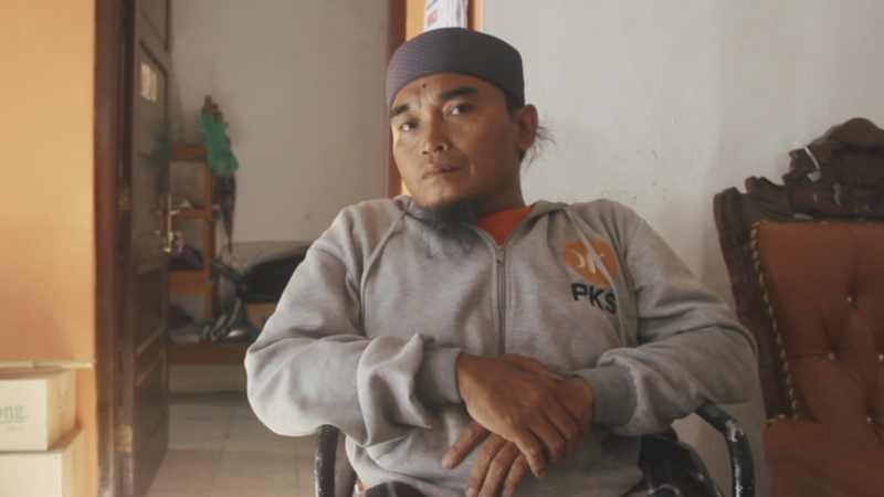 چطور زنی با نظافت توالت هزینه کارزار انتخاباتی خود را تأمین می‌کند