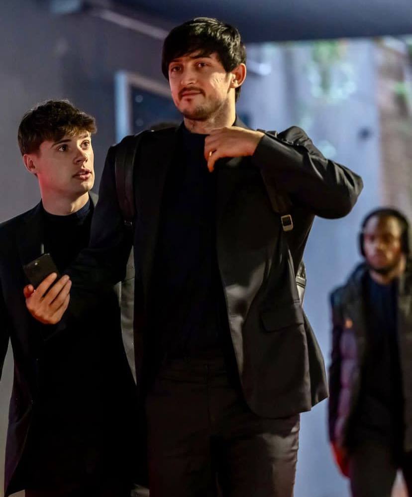 (عکس) سردار آزمون با کت و شلوار بازگشت!