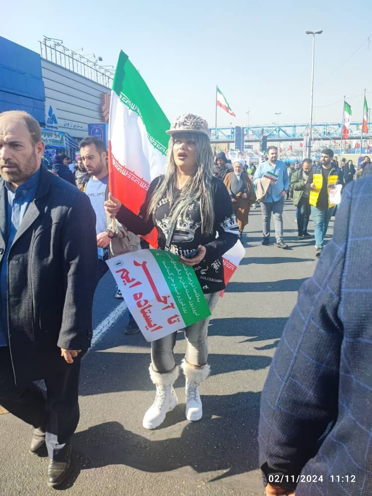 چرا عکس این زن در راهپیمایی ۲۲ بهمن پرحاشیه شد؟ چرا عکس این زن در راهپیمایی ۲۲ بهمن پرحاشیه شد؟