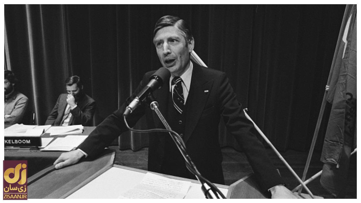 دریس ون آخت در حال سخنرانی