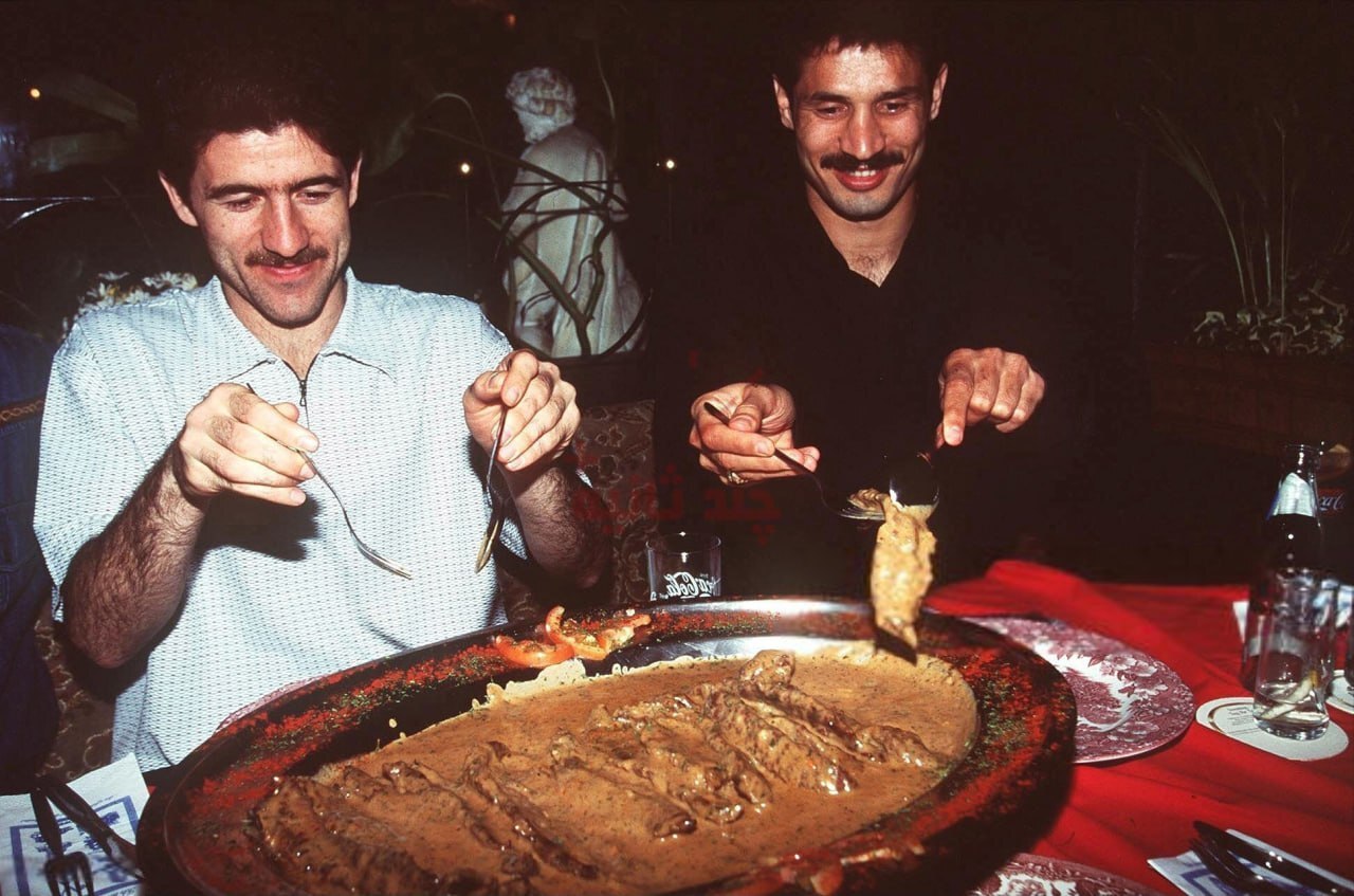 (عکس) تصویر قدیمی از لبخندهای علی دایی و کریم باقری بر سر سفره غذا