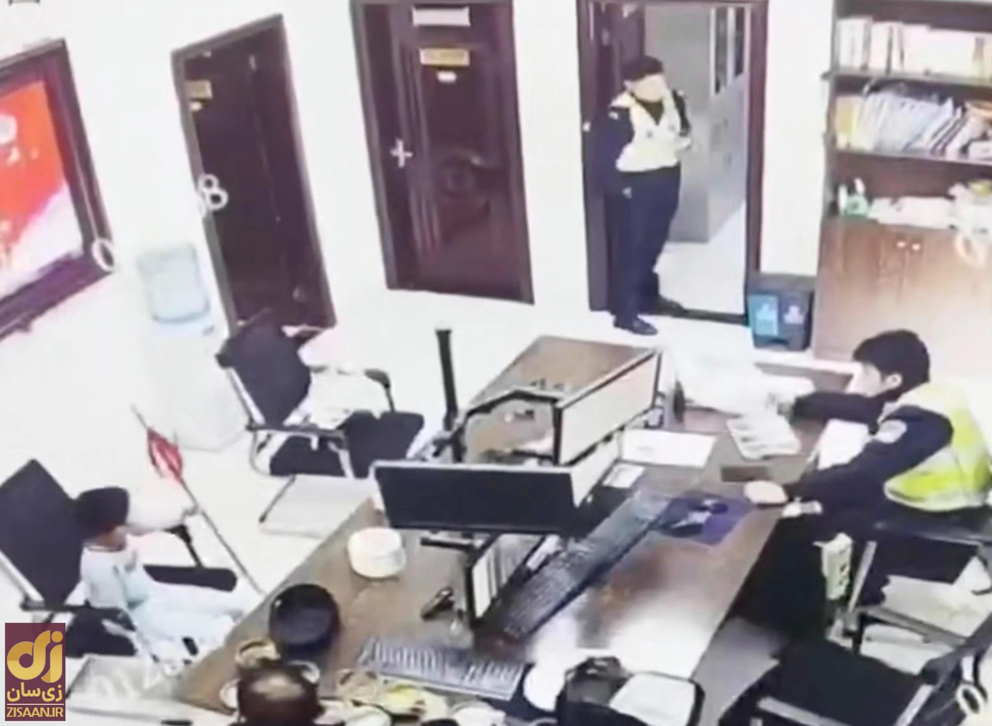 حضور پسر در دفتر پلیس محلی چین