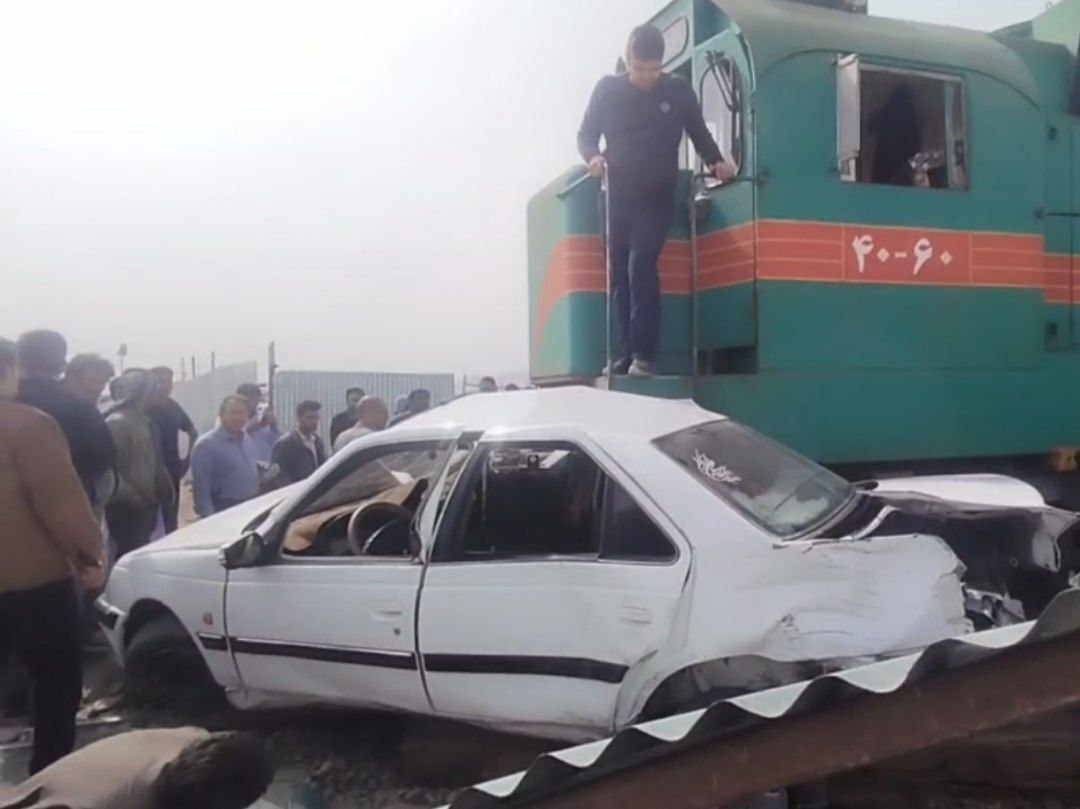 برخورد لوکوموتیو راه آهن زاهدان با خودرو