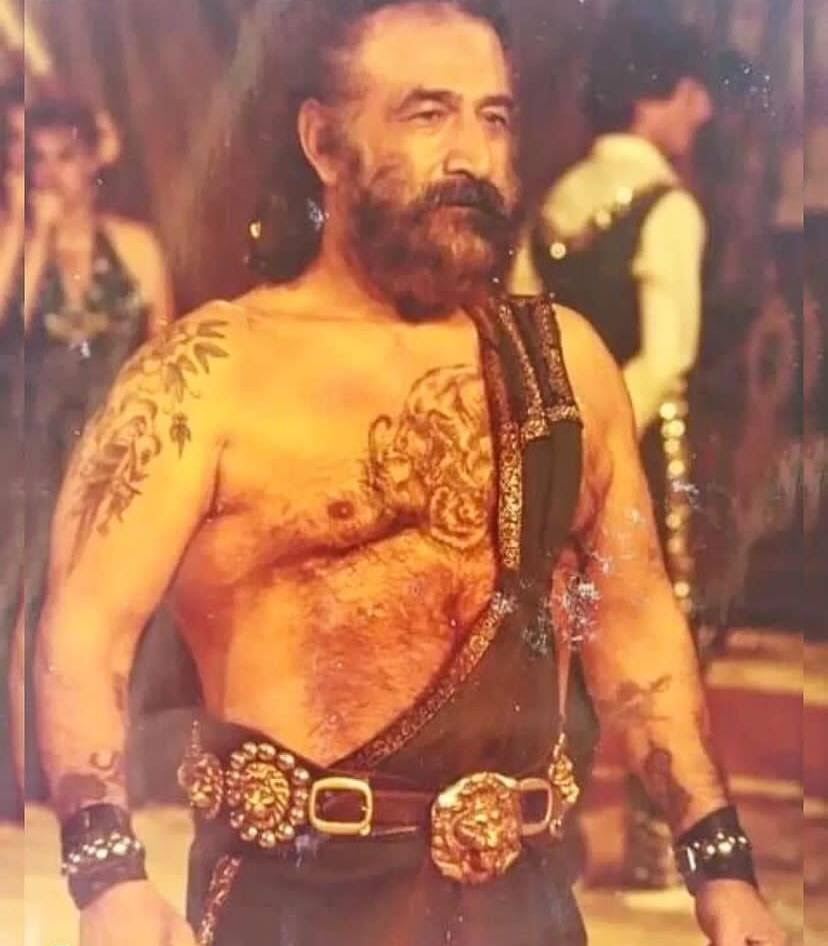 (عکس) پهلوان ایرانی که فیل را از جای خود بلند کرد (عکس) پهلوان ایرانی که فیل را از جای خود بلند کرد