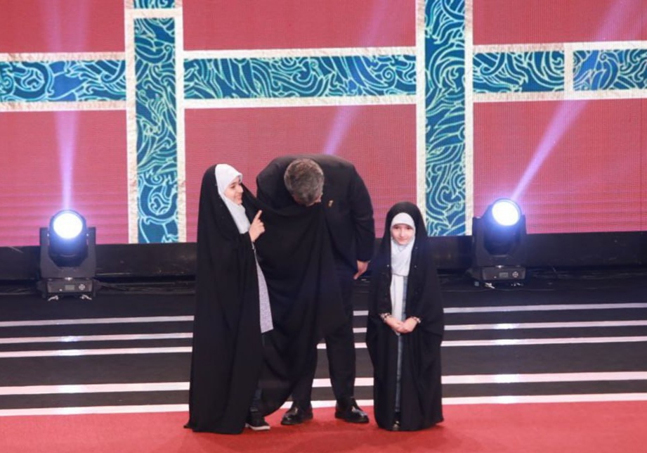 رئیس سازمان سینمایی و دو دخترش