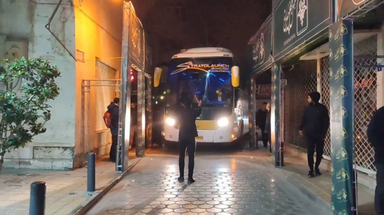 اتفاق عجیب؛ اتوبوس الهلال در چهارباغ گیر کرد! (عکس)