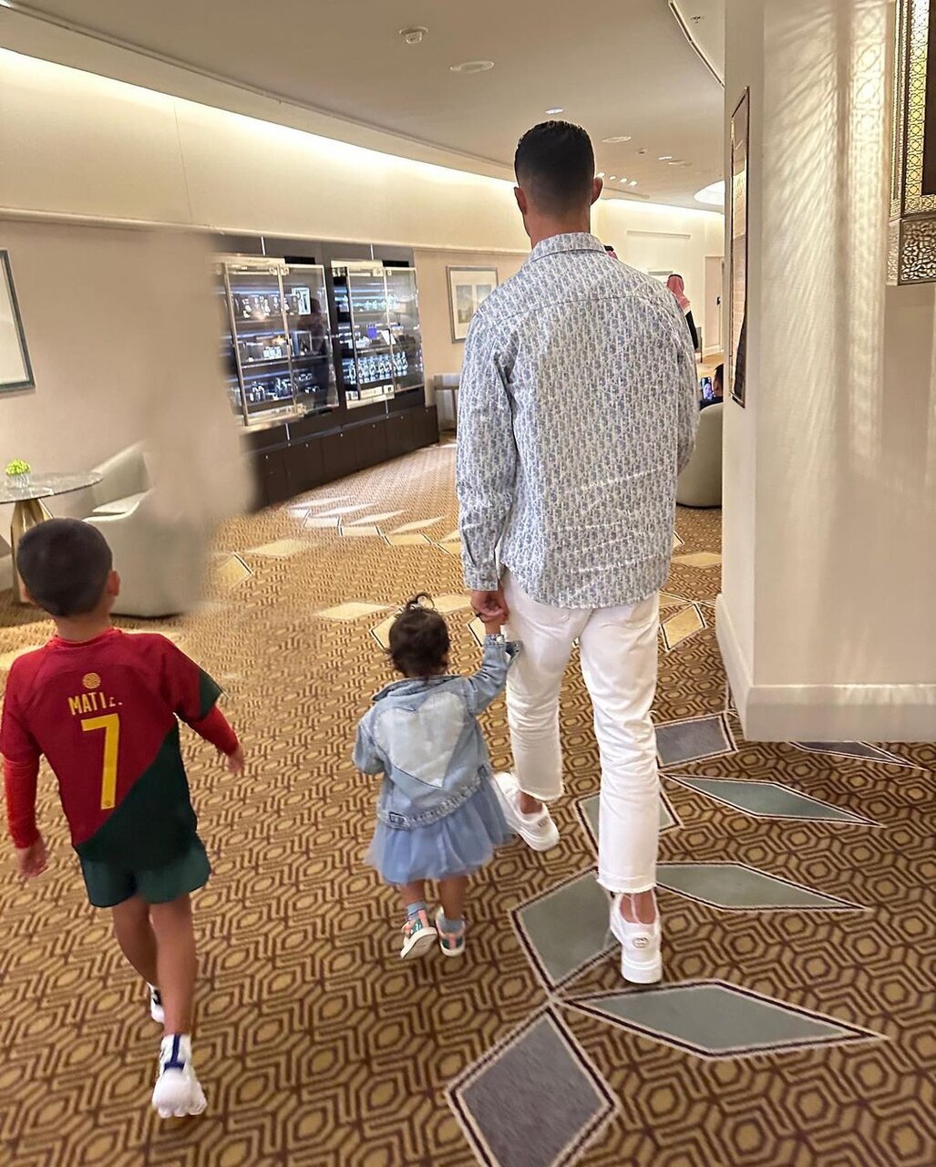 کریستیانو رونالدو با دختر و پسر کوچکش
