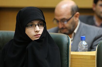 (عکس) تصویر عروس خانواده محمود احمدی‌نژاد که پربازدید شد!