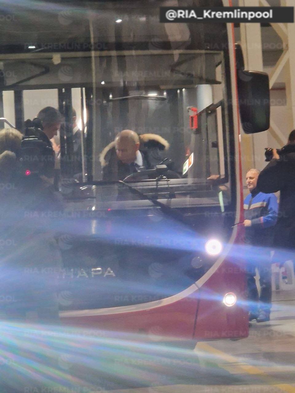 (عکس) پوتین راننده اتوبوس شد! (عکس) پوتین راننده اتوبوس شد!
