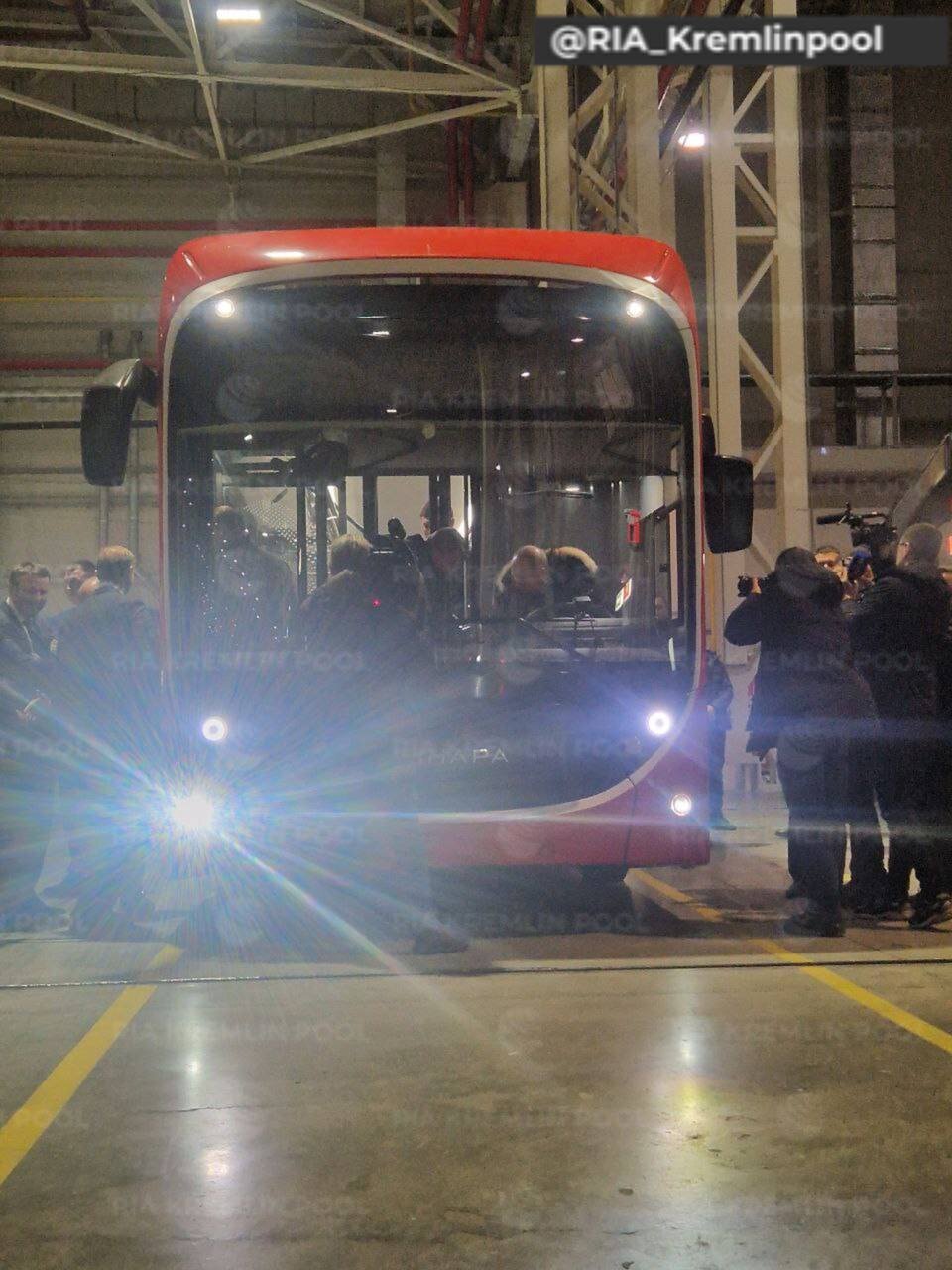 (عکس) پوتین راننده اتوبوس شد! (عکس) پوتین راننده اتوبوس شد!