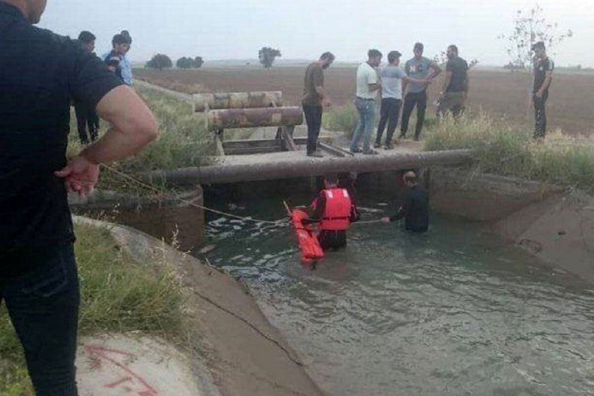 نجات معجزه‌آسای دانش آموز از کانال آب توسط پاکبان یاسوجی