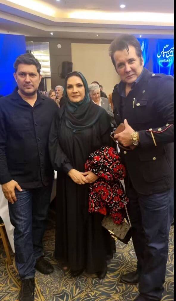 (عکس) ژست متفاوت حسام نواب صفوی در کنار حامد بهداد ژست متفاوت حسام نواب صفوی در کنار حامد بهداد