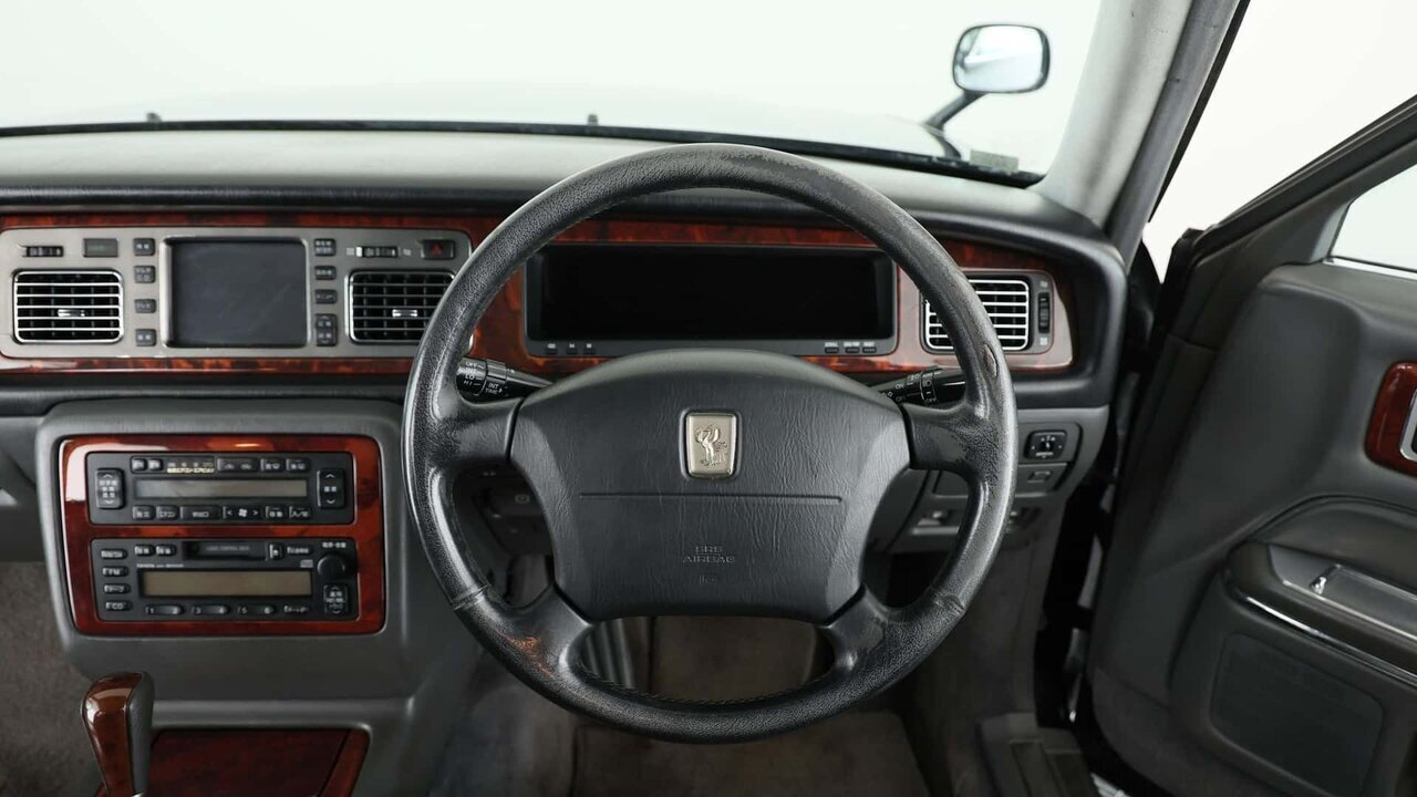 نمای داخل تویوتا سنچوری