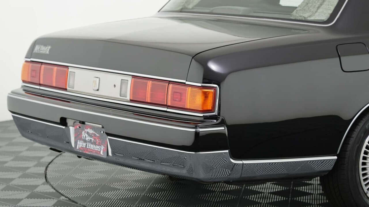 نمای پشت تویوتا سنچوری