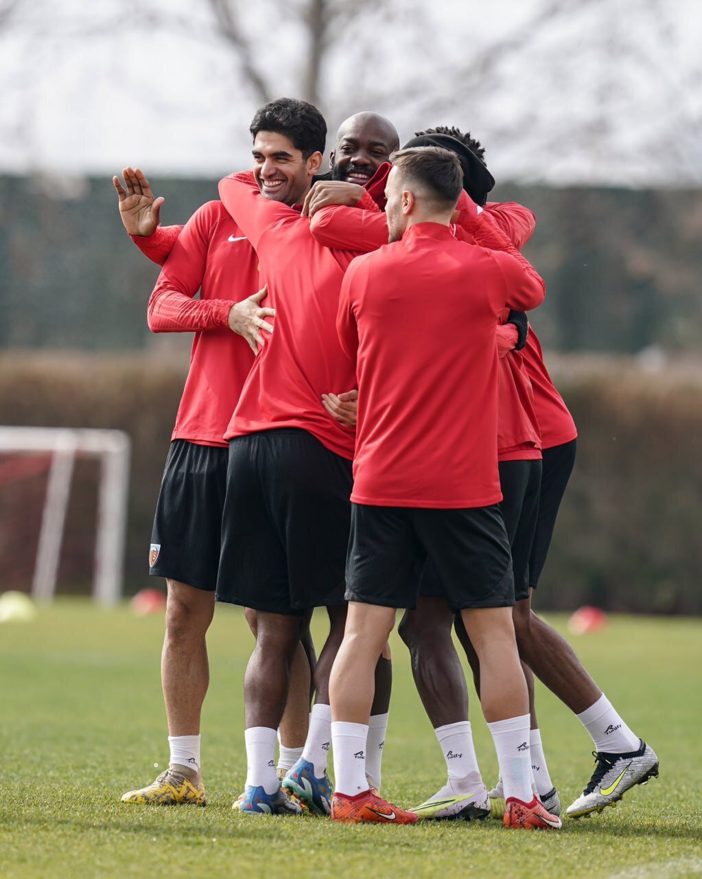 (عکس) استقبال از علی کریمی در ترکیه