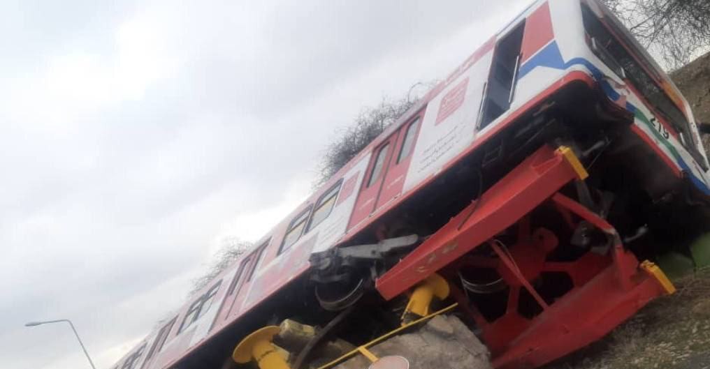 (عکس) چپ کردن قطار مترو در کنار اتوبان فهمیده