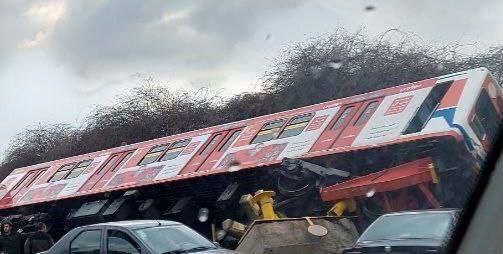 (عکس) چپ کردن قطار مترو در کنار اتوبان فهمیده