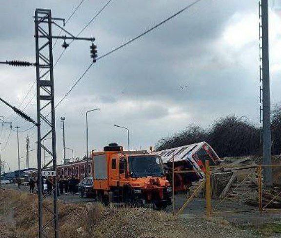 (عکس) چپ کردن قطار مترو در کنار اتوبان فهمیده