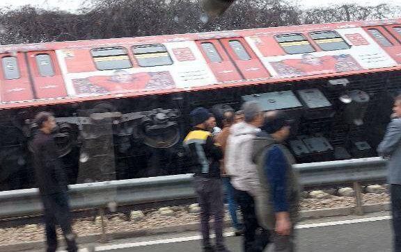 (عکس) چپ کردن قطار مترو در کنار اتوبان فهمیده