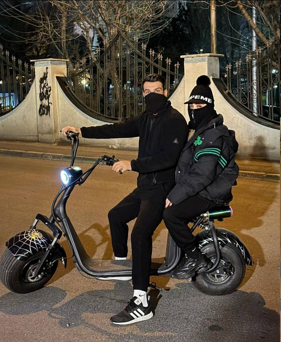 موتورسواری حسین ماهینی و همسرش