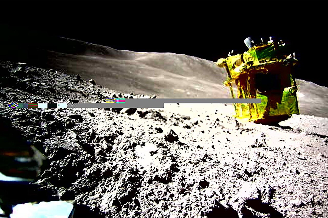 (عکس) دسته گلی که ژاپنی‌ها روی ماه به آب دادند!