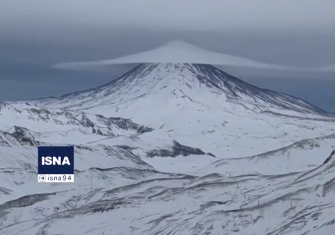 (عکس) اتفاق عجیب، قله دماوند کلاه به سر شد دماوند کلاه به سر شد