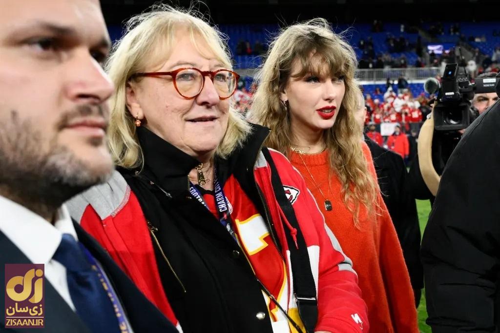 تیلور سیوفت در کنار مادر تراویس