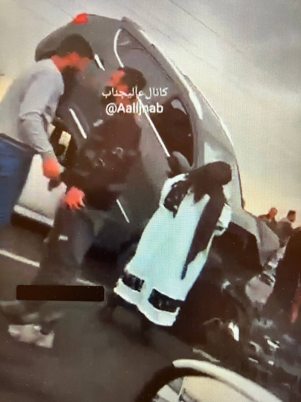 (عکس) خودروی شاسیبلند روی سقف ساینا در اتوبانی در تهران (عکس) خودروی شاسیبلند روی سقف ساینا در اتوبانی در تهران