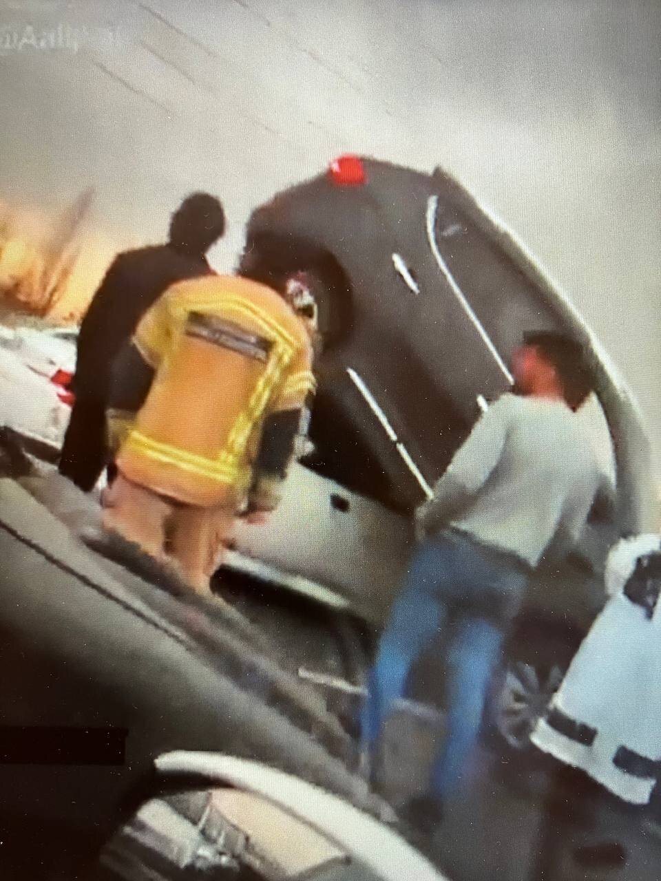 (عکس) خودروی شاسیبلند روی سقف ساینا در اتوبانی در تهران (عکس) خودروی شاسیبلند روی سقف ساینا در اتوبانی در تهران