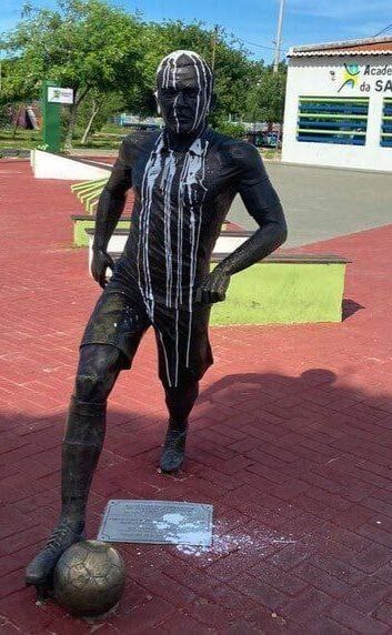 (عکس) اتفاق عجیب؛ حمله برزیلیهای خشمگین به مجسمه دنی آلوز مجسمه دنی آلوز