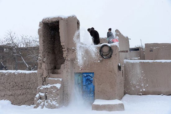 (ویدئو) موج برف شدید ایران به سمت هرات افغانستان رفت؛ شادی جوانان افغان و بسته شدن فرودگاه هرات