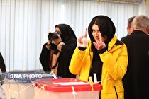 (تصاویر) حضور زنان با پوشش متفاوت پای صندوق رای