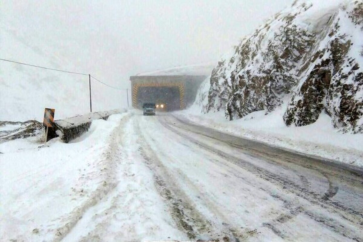 (ویدئو) قندیل‌های عجیب در تونل‌های جاده چالوس؛ قندیل یک متری!