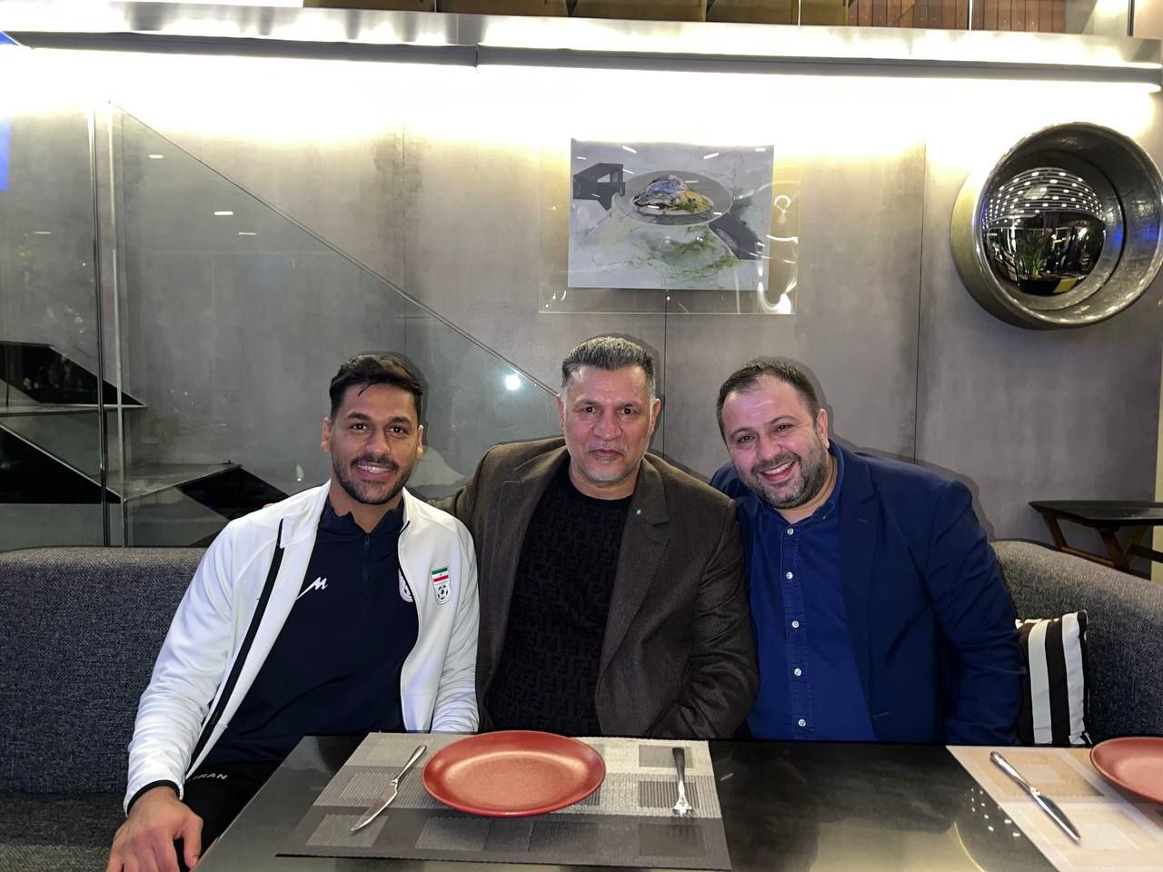 (عکس) دیدار بازیکن محبوب ساحلی با کریم باقری و علی دایی (عکس) دیدار بازیکن محبوب ساحلی با کریم باقری و علی دایی