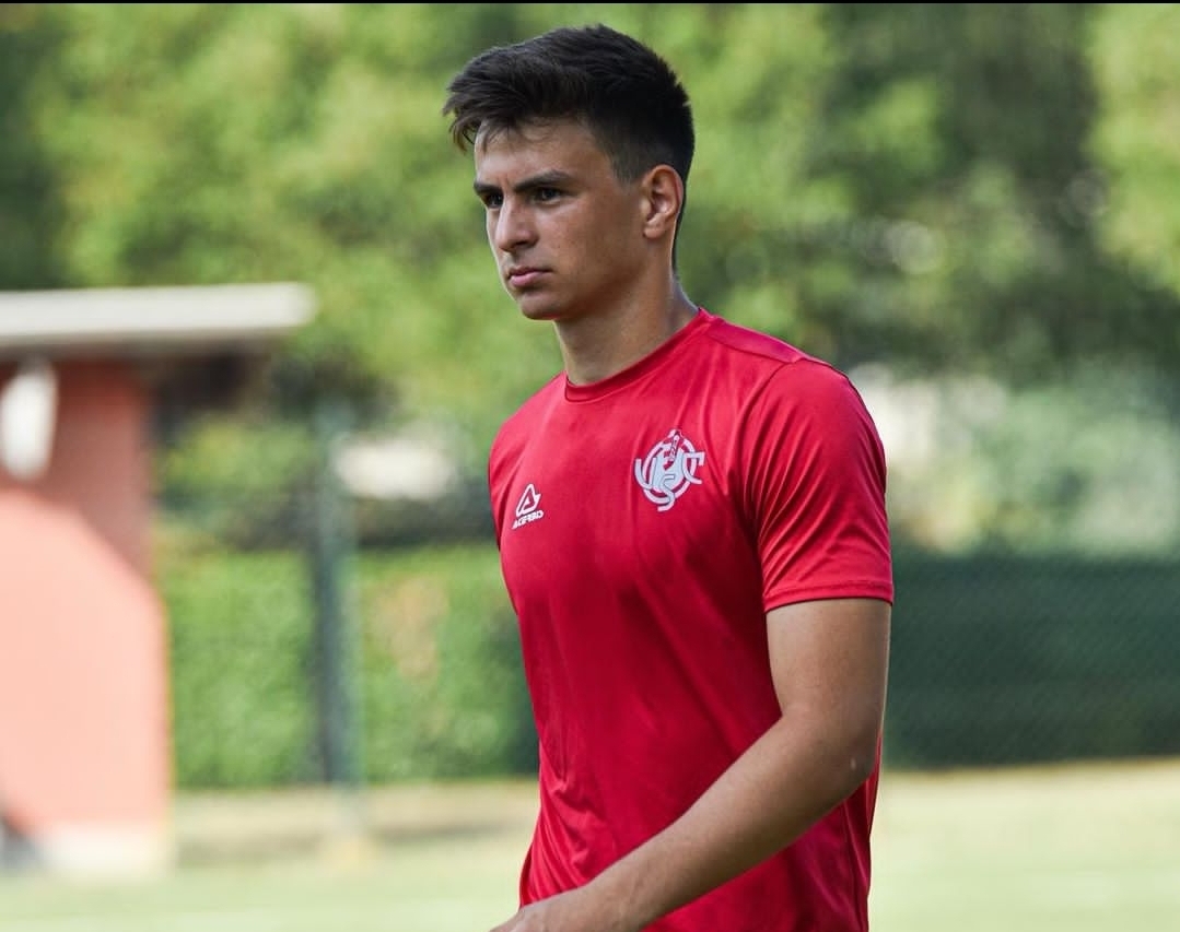 عکس/ هوادار دو آتشه تراکتور رقیب سردار آزمون در ایتالیا!