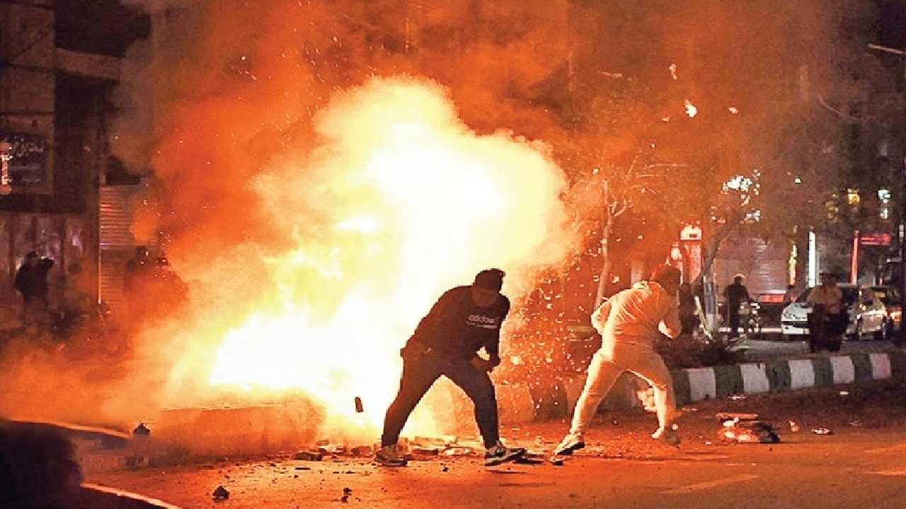 پچهارشنبه سوری جوانی در میان آتش و ترقه