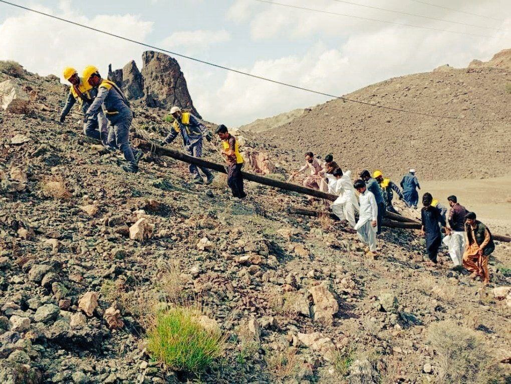 (عکس) تصویری ماندگار از همدلی مردم در سیلاب بلوچستان