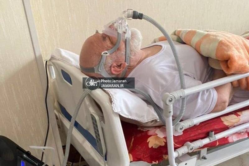 مهدی کروبی روی تخت بیمارستان