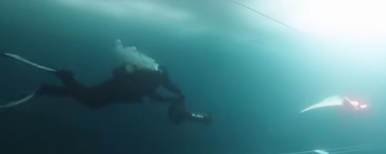 (عکس) این زن رکورد‌های گینس را شکست/ غواصی بدون اکسیژن در آب‌های یخ‌زده