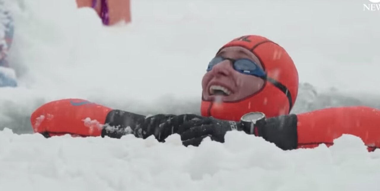 (عکس) این زن رکورد‌های گینس را شکست/ غواصی بدون اکسیژن در آب‌های یخ‌زده