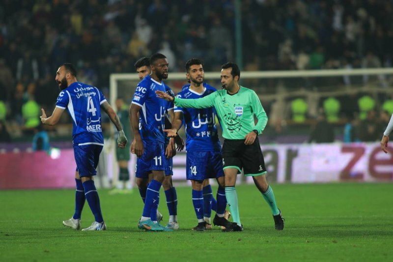 بازیکنان استقلال و داور